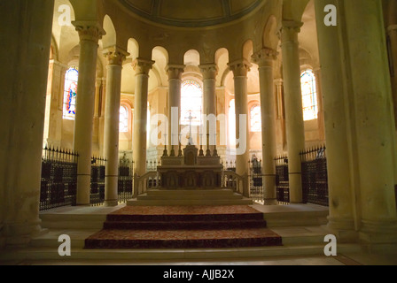 Eglise Saint Hilaire de l'intérieur du centre ville de Poitiers église Poitou Charente France Banque D'Images