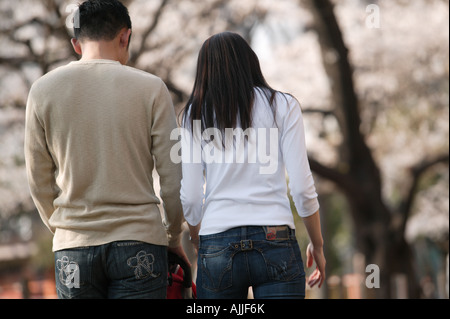 Les parents poussant poussette de bébé Banque D'Images
