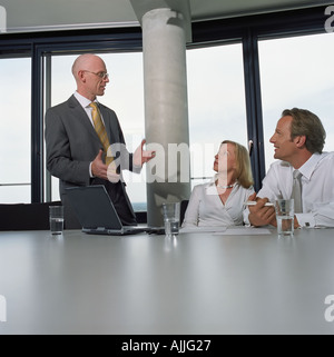 Businessman giving presentation Banque D'Images