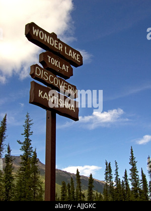 Signe de route dans le Parc National Denali pointant vers différentes destinations à l'intérieur de l'Alaska Summer Banque D'Images