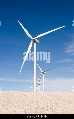 Trois éoliennes blanches sont considérés dans le ciel bleu vif de la Californie du sud. Banque D'Images
