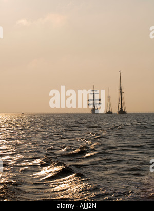 Voiliers sur l'eau au lever du soleil pour Parade de voiles, la baie de Chesapeake, Virginia Beach, Virginia Banque D'Images