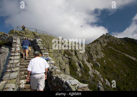 Les gens en montant un escalier menant au sommet du mont Whiteface New York, United States Banque D'Images