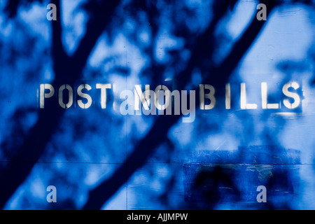 Aucun projet de loi post signe sur mur bleu Banque D'Images