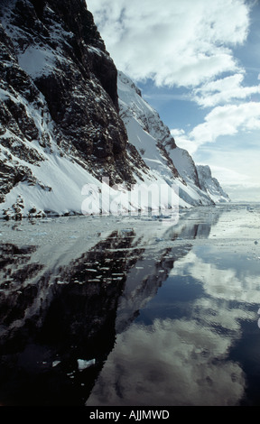 Mountain Relection, Canal Lemaire, Péninsule Antarctique, l'Antarctique Banque D'Images