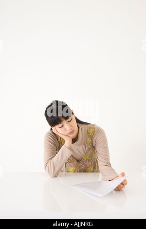 Young woman looking at documents Banque D'Images