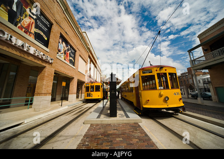 Tampa Florida US Historic District cubain espagnol Ybor City Ligne TECO Electric trolley streetcar au Centro Ybor arrêter Banque D'Images