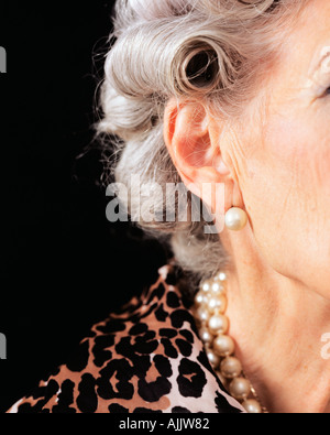 A senior woman wearing pearls Banque D'Images