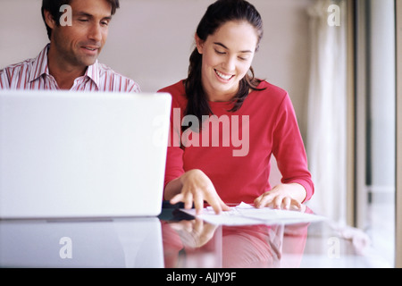 Couple trier leurs finances Banque D'Images