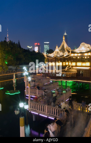 Zig Zag Pont de jardin Yuyuan touristes traverser un pont en zig zag sur le Jardin Yuyuan et de thé traditionnel Banque D'Images