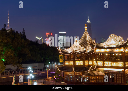 Zig Zag Pont de jardin Yuyuan touristes traverser un pont en zig zag sur le Jardin Yuyuan et de thé traditionnel Banque D'Images