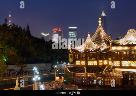 Zig Zag Pont de jardin Yuyuan touristes traverser un pont en zig zag sur le Jardin Yuyuan et de thé traditionnel Banque D'Images