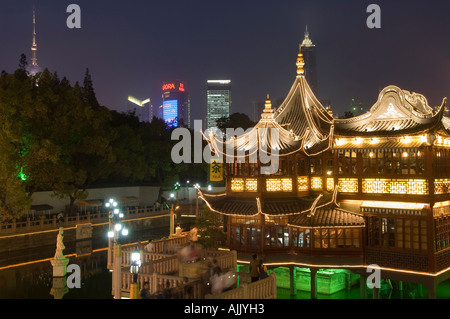 Zig Zag Pont de jardin Yuyuan touristes traverser un pont en zig zag sur le Jardin Yuyuan et de thé traditionnel Banque D'Images