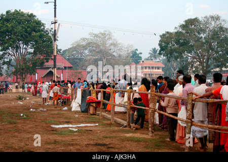 Personnes debout dans une file d'attente pour entrer dans le temple de Seigneur Shiva dans Aluva, Kerala Banque D'Images