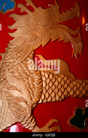 Une représentation d'un Golden dragon chinois, un symbole de l'autorité impériale Banque D'Images