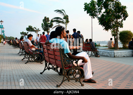 Les personnes bénéficiant de la sortie en soirée par le lakeside à Cochin, Kerala Banque D'Images