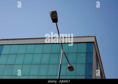 Un post double lampe près d'un grand bâtiment, Kochi, Kerala, Inde Banque D'Images