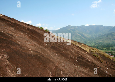 Une belle vallée entourée de collines et montagnes en Marayoor, Kerala Banque D'Images