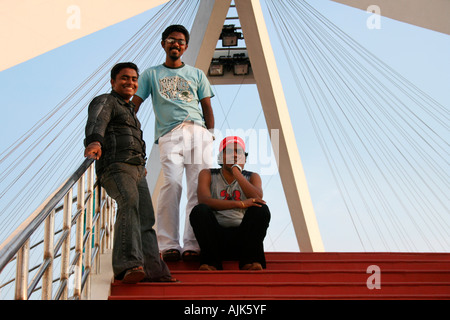 Les jeunes touristes affichant un look gai pour une photographie à Cochin, Kerala Banque D'Images