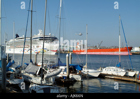 Le Port de Los Angeles USA Bateau de croisière Norwegian Star voiles vers le bas du canal principal à destination de l'Océan Pacifique Banque D'Images