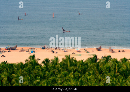 Des bateaux naviguant sur les eaux paisibles dans une belle plage appelée Vizhinjam au Kerala, en Inde Banque D'Images