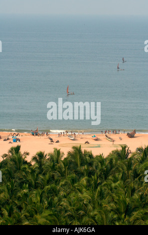 Une plage d'or dans la luxuriante verdure du Kerala Banque D'Images