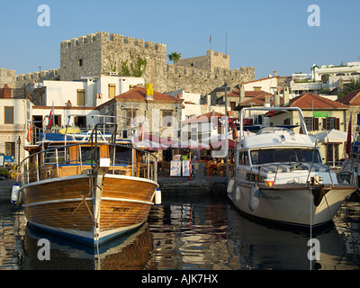 Vieille ville de Marmaris avec château et bateaux amarrés au quai, Marmaris turquie Banque D'Images