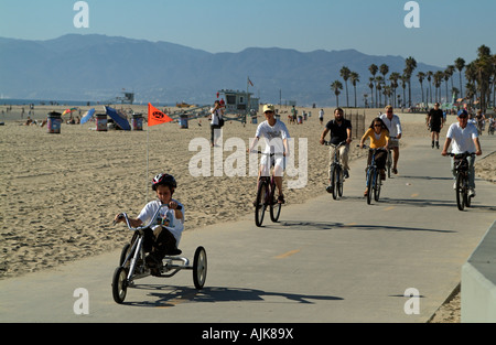 Randonnée à vélo le long de Venice Beach sur l'océan Pacifique Nord États-unis Californie Banque D'Images