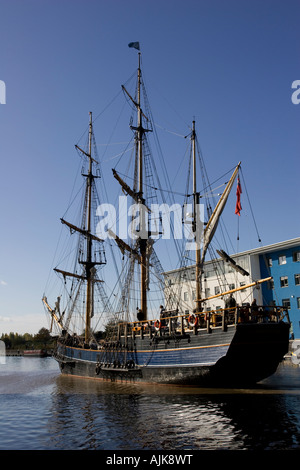 Comte de Pembroke grand voilier trois mâts barque quitter Gloucester Docks Cotswolds UK Banque D'Images