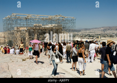 Les touristes l'affichage grands travaux de restauration du Parthénon l'été 2007 l'acropole d'Athènes Grèce Banque D'Images