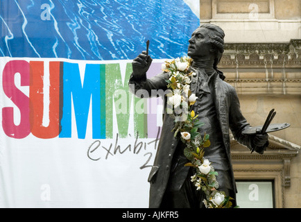 Royal Academy: statue of Sir Joshua Reynolds in front of Summer Exhibition (2005) placard Banque D'Images