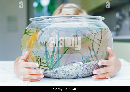 Boy holding Goldfish Bowl Banque D'Images