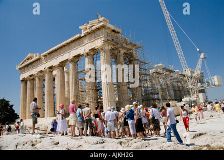 Les touristes l'affichage grands travaux de restauration du Parthénon l'été 2007 l'acropole d'Athènes Grèce Banque D'Images