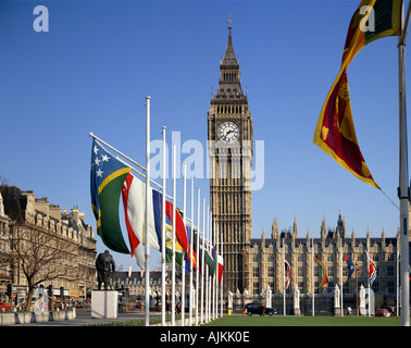 GB - Londres : la Place du Parlement et Elizabeth Tower (Big Ben) Banque D'Images