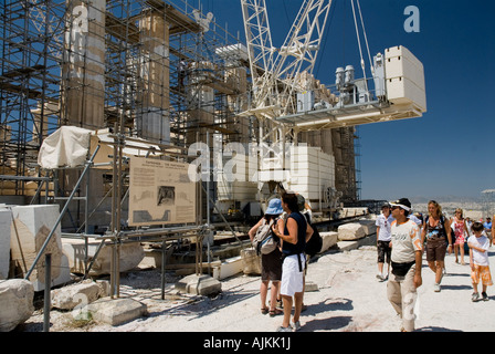 Les touristes l'affichage grands travaux de restauration du Parthénon l'été 2007 l'acropole d'Athènes Grèce Banque D'Images