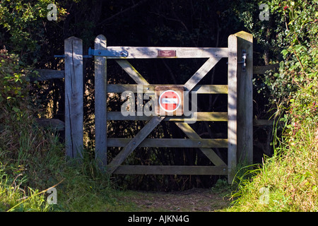 Porte en bois sur la campagne southdowns avec un pas d'entrée inscription à moins d'accès à un chemin les marcheurs. Le Sussex en Angleterre. UK Banque D'Images