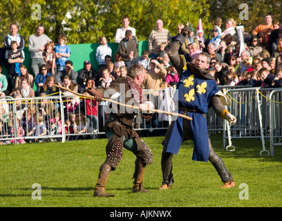 Robin des bois dans la lutte contre le mal avec le shérif de Nottingham dans Robin des Bois, le spectacle du château de Nottingham 2007 Banque D'Images