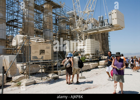 Les touristes l'affichage grands travaux de restauration du Parthénon l'été 2007 l'acropole d'Athènes Grèce Banque D'Images