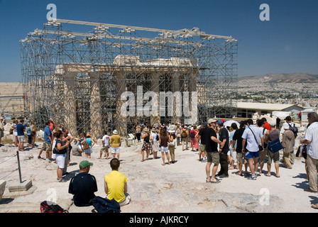 Les touristes l'affichage grands travaux de restauration sur l'été 2007 l'Acropole Propylaia Athènes Grèce Banque D'Images