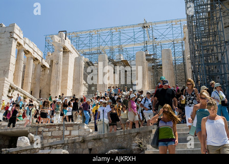 Les touristes l'affichage grands travaux de restauration sur l'été 2007 l'Acropole Propylaia Athènes Grèce Banque D'Images