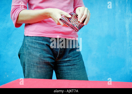 Femme tenant un porte-monnaie