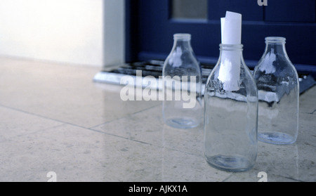 La bouteille de lait vide sur une porte avec une note dans l'un d'entre eux. Photo par Patrick patricksteel www acier co uk Banque D'Images