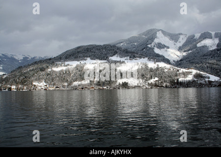 Vue panoramique du lac Zeller See, Zell am Zee ski resort, avec des montagnes en arrière-plan, les Alpes autrichiennes. Banque D'Images