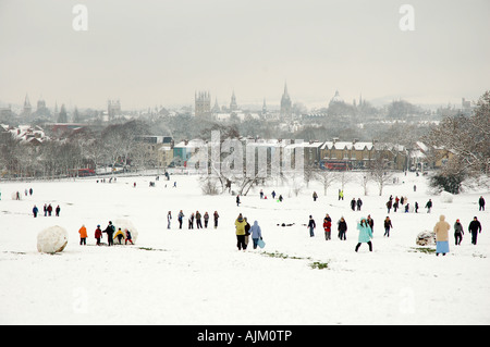 Les gens jouer dans la neige dans South Park Oxford Banque D'Images