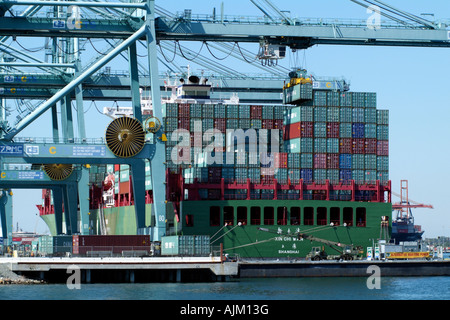 Conteneurs de China Shipping Container Lines amarré dans le Port de Los Angeles Banque D'Images