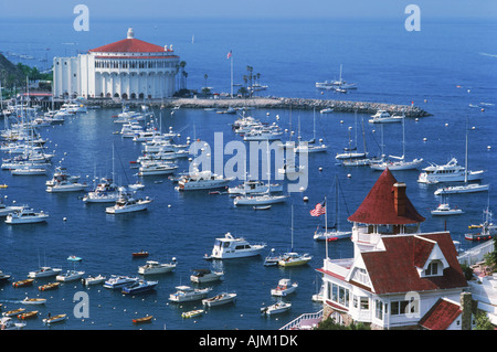 Bâtiment Casino et les yachts ancrés dans la baie d'Avalon sur l'île de Catalina, au large de la Californie Banque D'Images