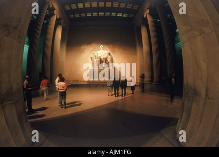 Les visiteurs au Lincoln Memorial à Washington DC la nuit Banque D'Images