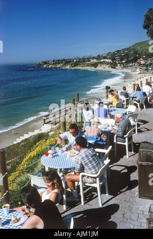 Les gens à manger terrasse restaurant à Laguna Beach, Californie Banque D'Images