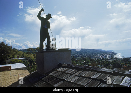 Ramoneur au travail sur le toit de la maison de la côte californienne Banque D'Images