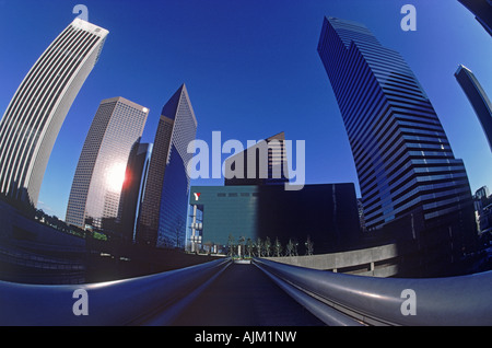 La lumière du soleil qui se reflète sur les garde-corps pour piétons au centre-ville de Los Angeles Civic Center Banque D'Images